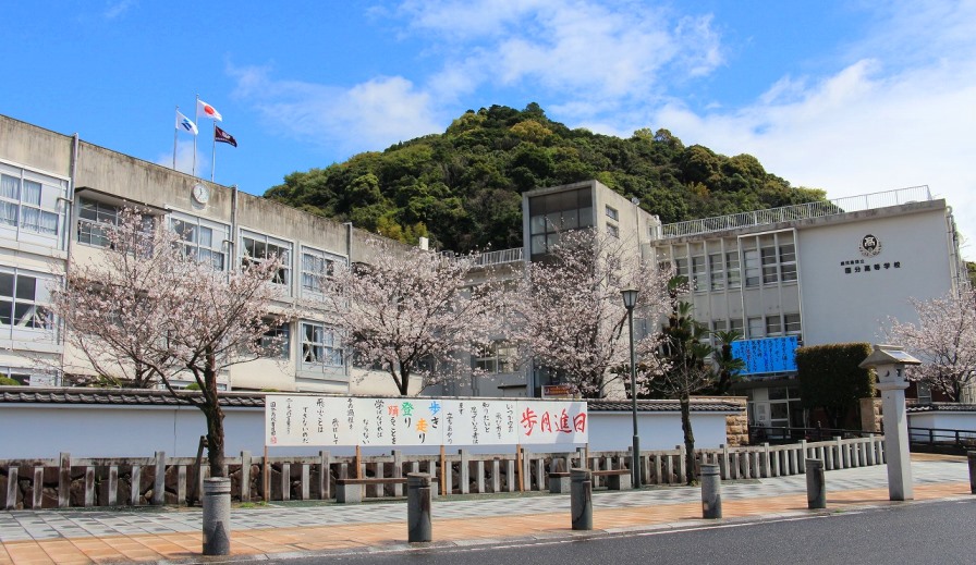 桜と校舎と旗0412-2